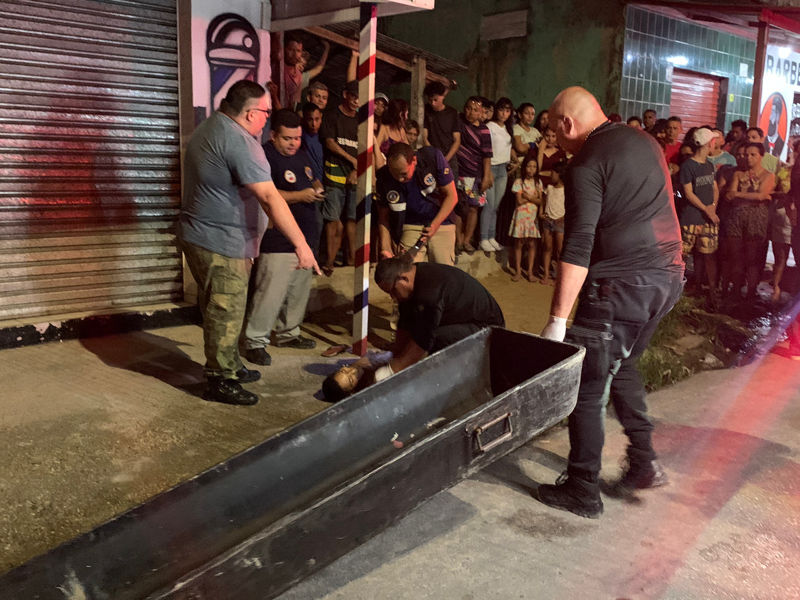 Homem morre e outro é baleado em rua de Manaus