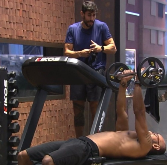 Ricardo e Cara de Sapato se desentendem por causa de frigideira