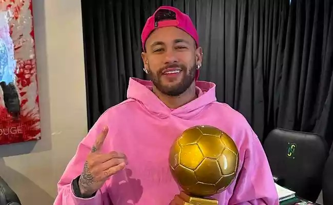 Neymar antecipa prêmio e é eleito melhor brasileiro no exterior pela 6ª vez