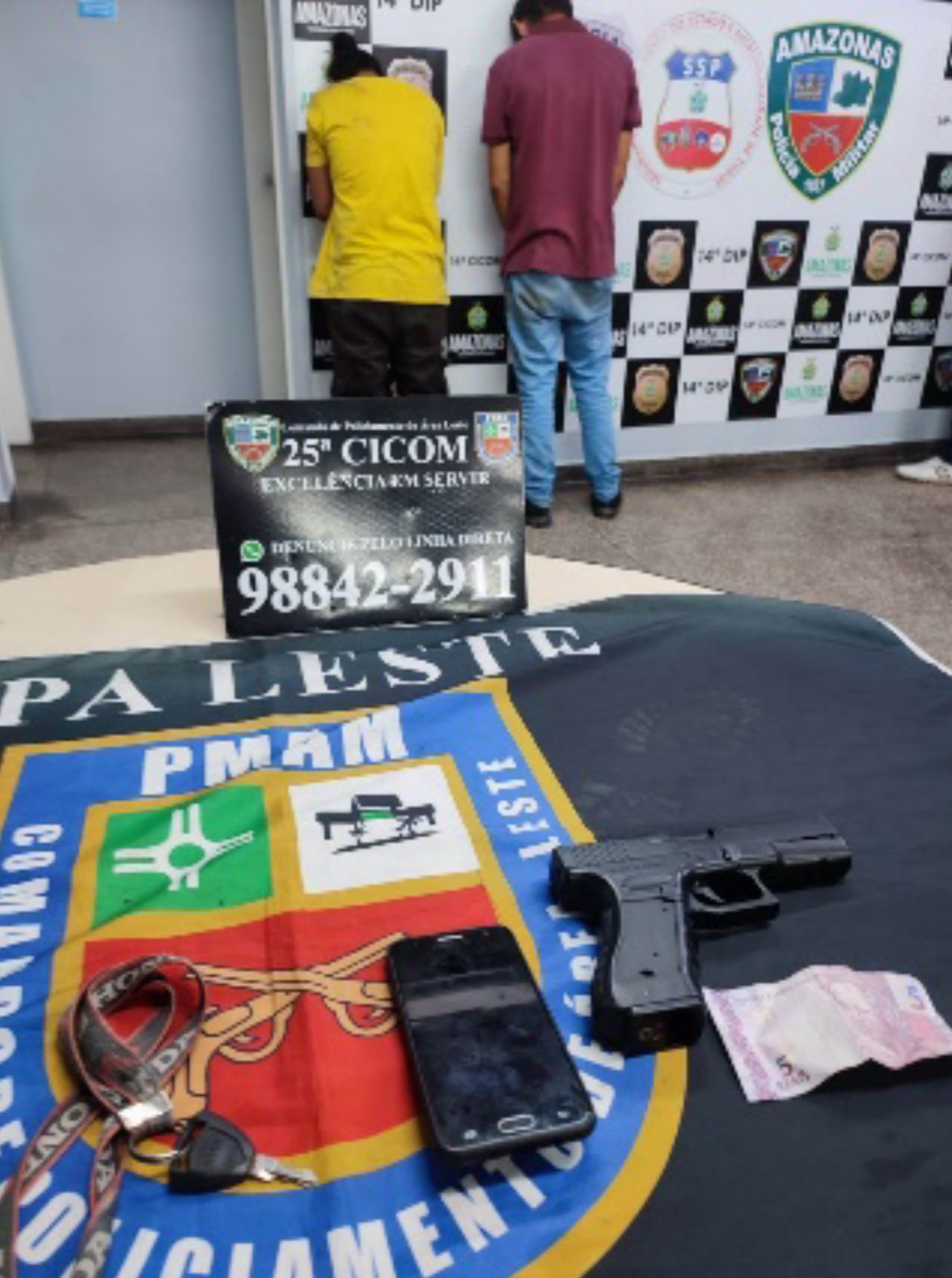 Casal suspeito de roubo é agredido por populares em Manaus 