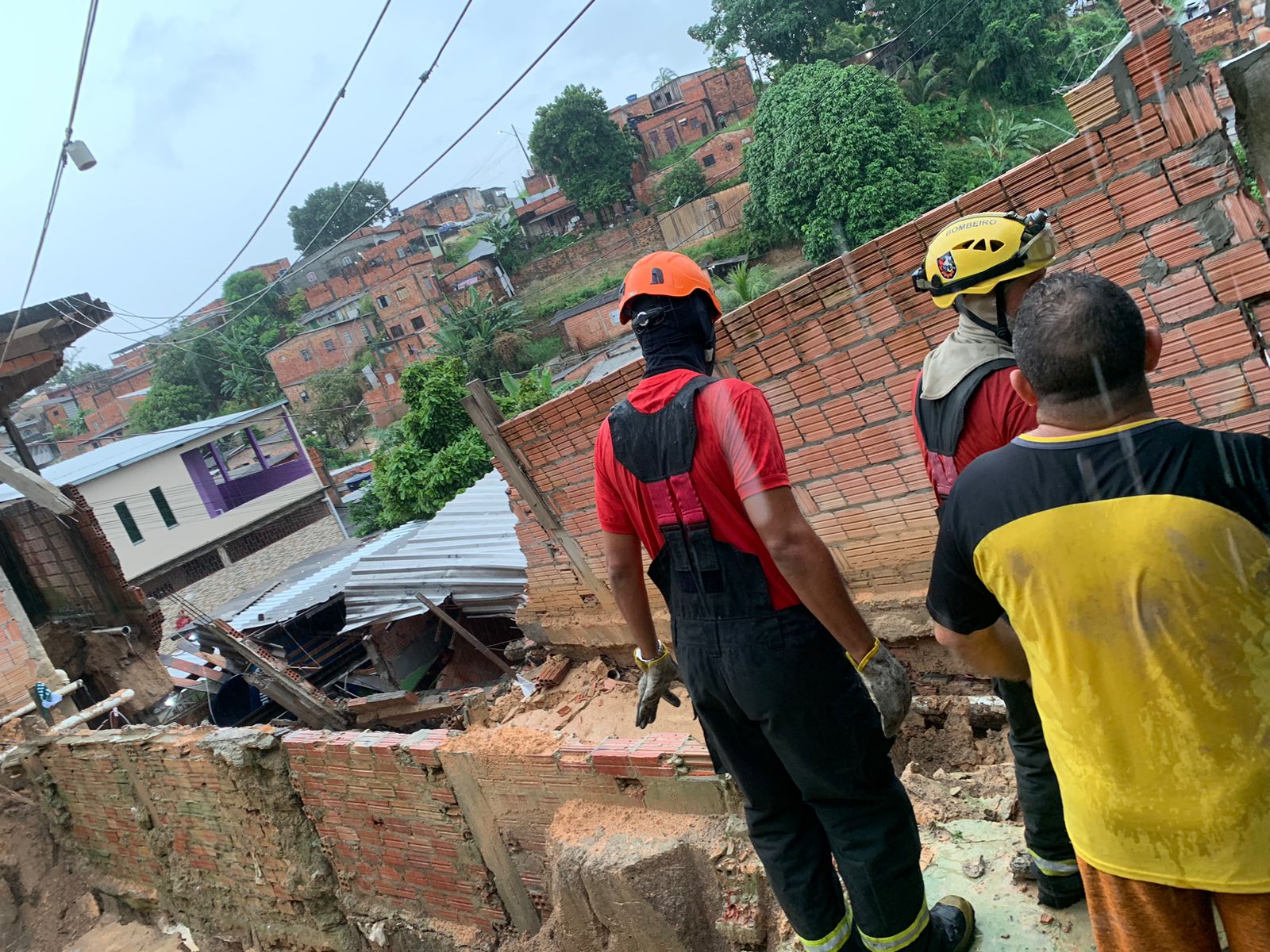 Muro desaba sobre homem durante chuva torrencial em Manaus