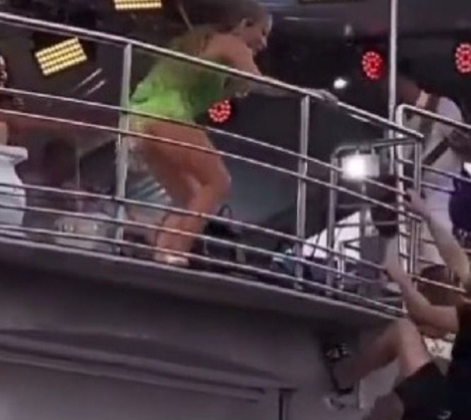 Homem escala trio elétrico e assusta Claudia Leitte; Vídeo