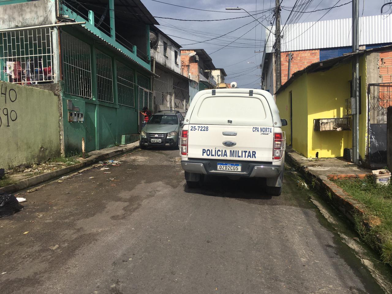Homem é baleado por engano por falso entregador em Manaus