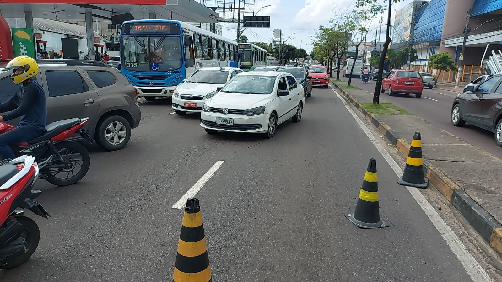 Interdição causa caos e congestionamento na Av. Djalma Batista 