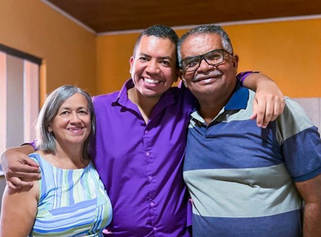 Após desistir do BBB 23, Bruno Gaga reencontra os pais em Alagoas