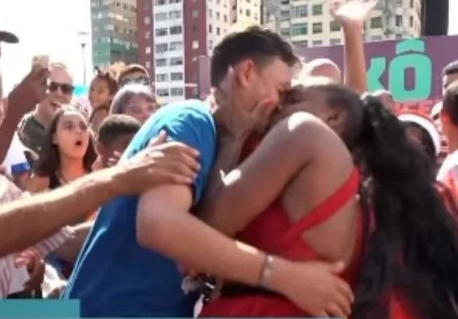 Repórter beijado à força diz que não houve maldade, mas quer ser exemplo contra assédio