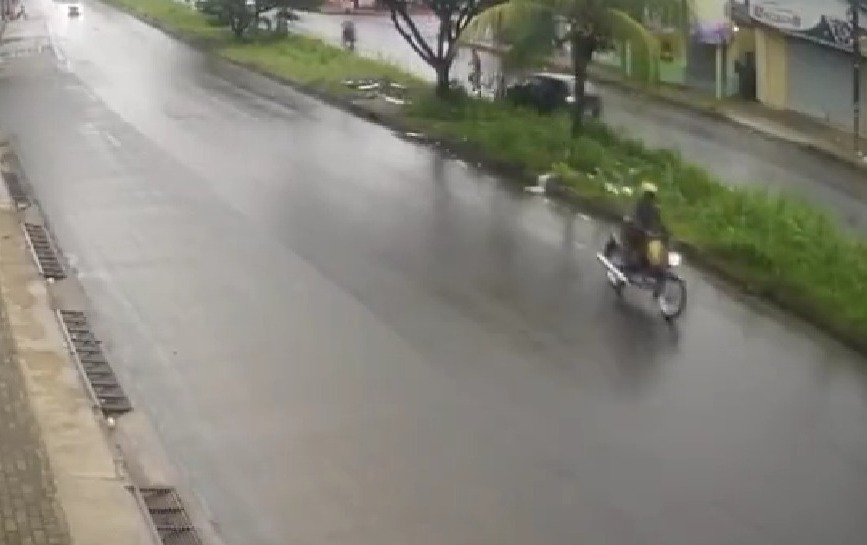 Ciclista 'voa' após ser atropelado e bicicleta vai parar em cima de árvore