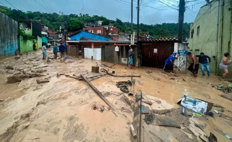 Chuva recorde deixa 20 mortos, interdita estradas e põe litoral norte de SP em estado de calamidade