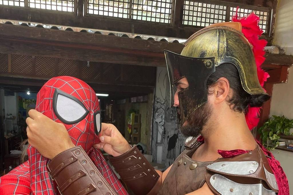 Fátima Bernardes usa máscara para circular por Olinda após polêmica com fantasia