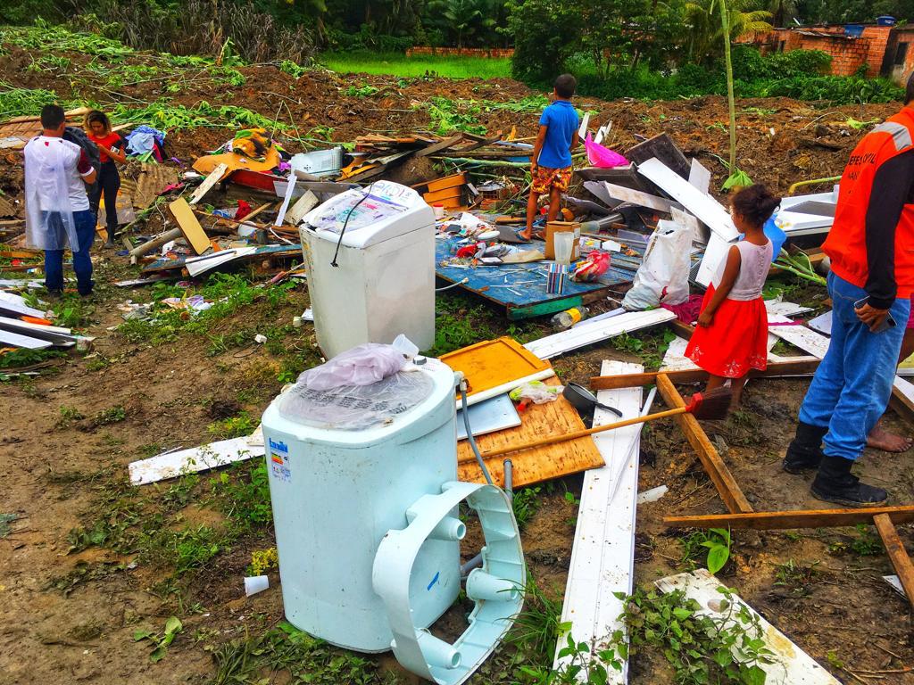 Barranco desliza sobre 7 casas e famílias ficam soterradas em Manaus