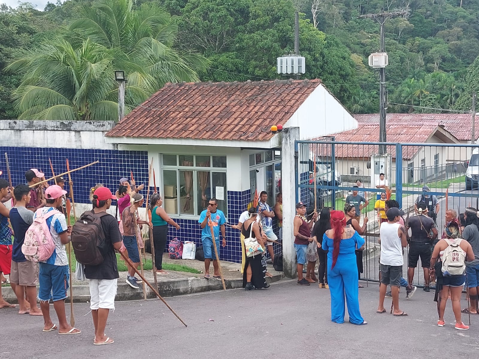 Indígenas protestam em frente à Casai no Amazonas