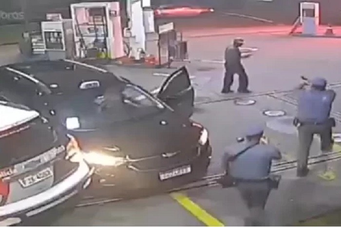 Taxista bate em viatura da PM para fugir de sequestro; vídeo