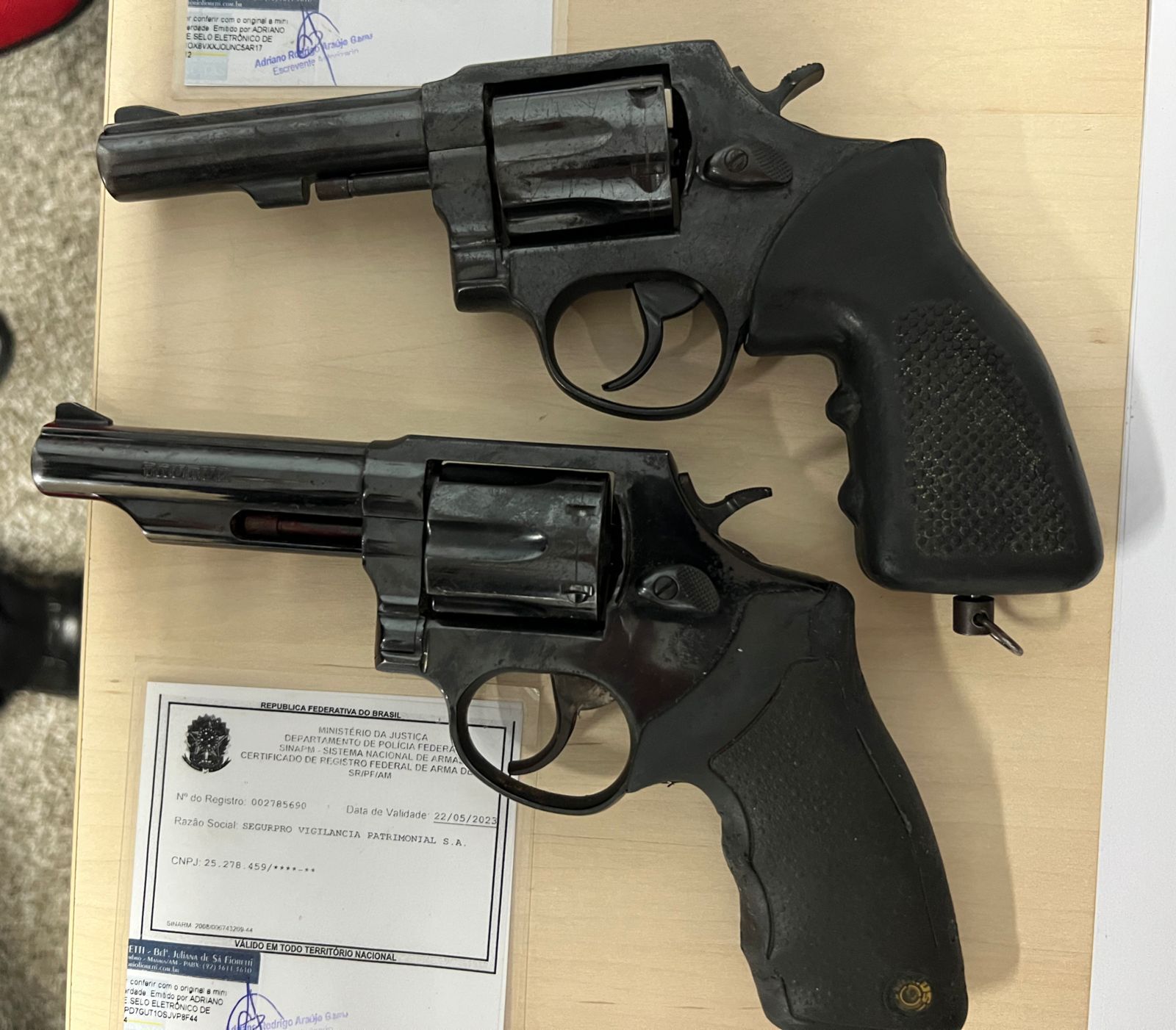 Criminosos assaltam banco e levam armas de seguranças em Manaus