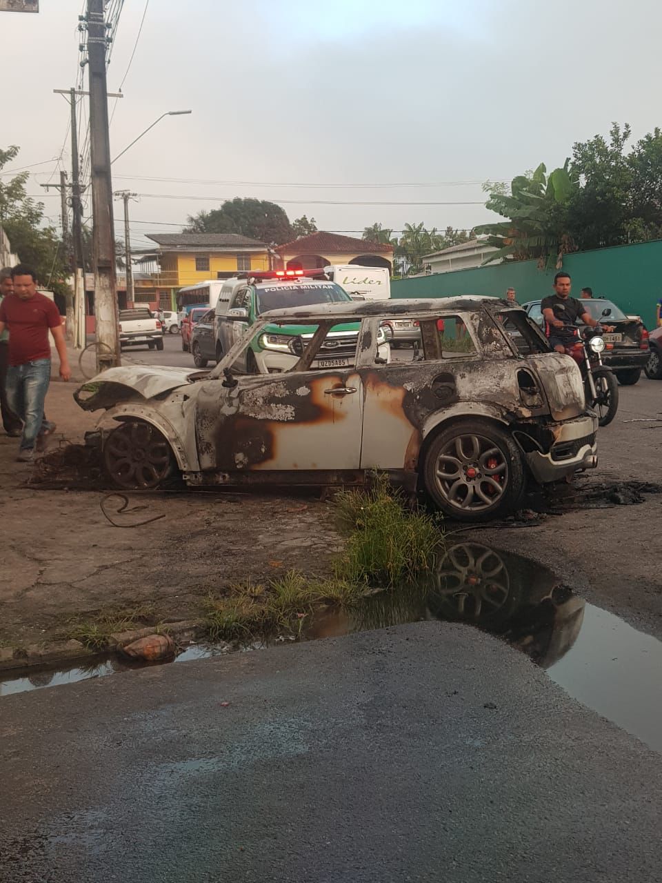 Carro pega fogo ao colidir com muro de delegacia após acidente em Manaus 