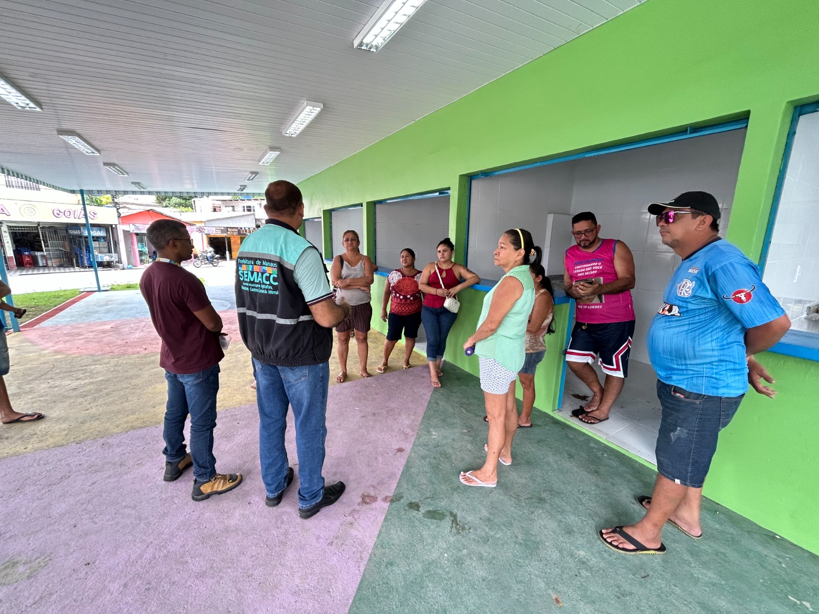 Comerciantes que trabalham com barracas em ruas ganham boxes em Manaus