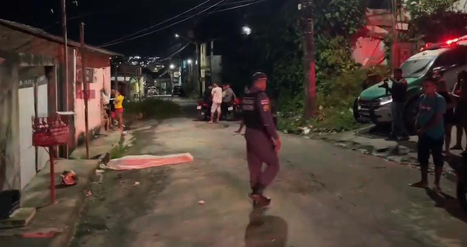 Criminosos matam homem a tiros e roubam motocicleta em rua de Manaus