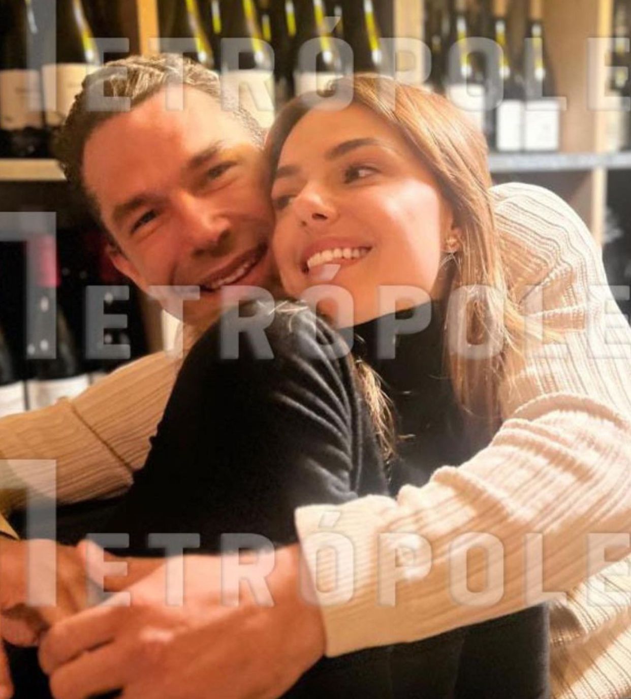 Leo Dias divulga foto de Isis Valverde e ex de Wanessa Camargo agarradinhos