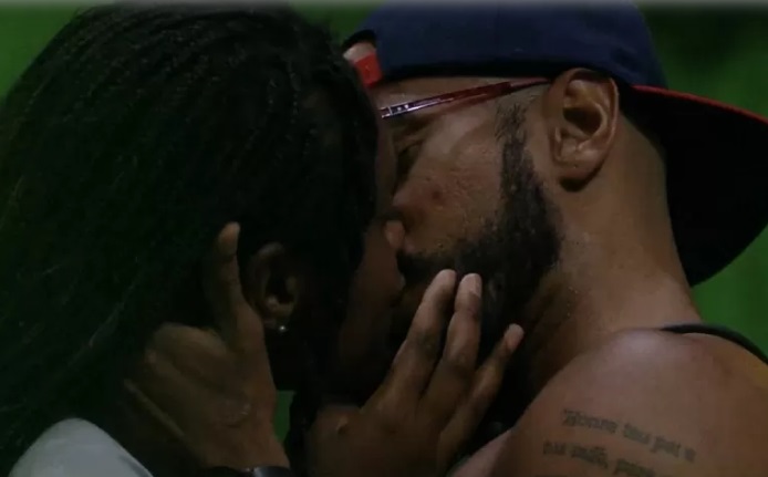 Vídeo: Ricardo beija Sarah durante festa e dispara: 'Tem 50 dias que quero'