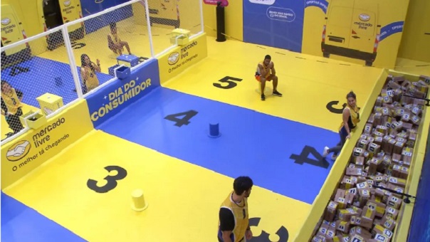 Gabriel chama atenção de Bruna durante prova do líder: 'que espertinha'