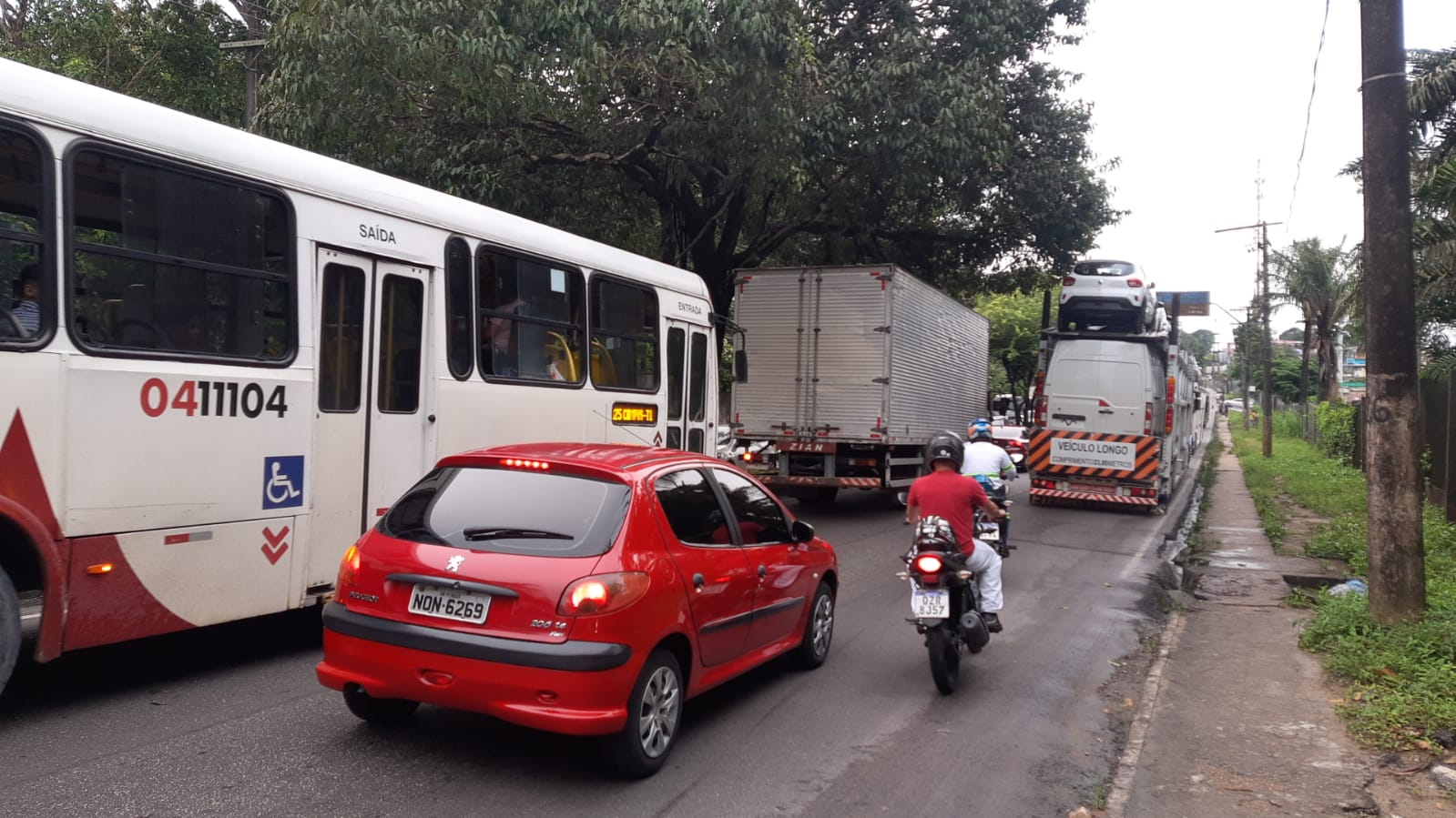 Pane em caminhão-cegonha causa fila quilométrica em avenida de Manaus