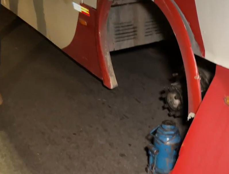 Roda de ônibus em movimento se solta em avenida em Manaus