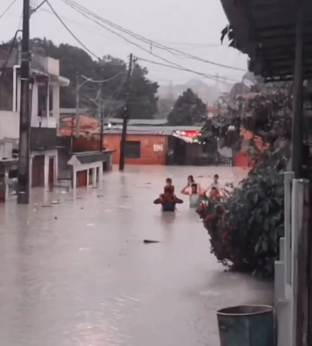 Moradores registram pontos de alagamentos em Manaus; Veja vídeos