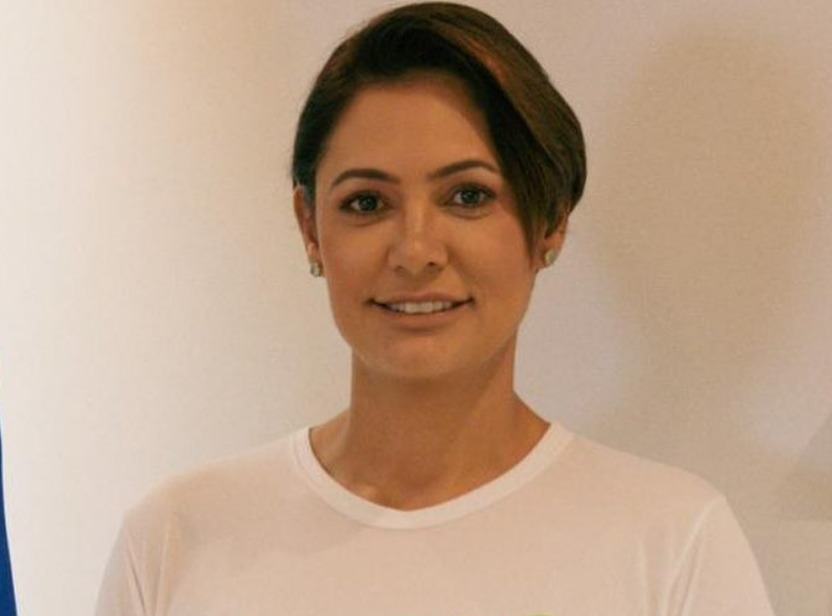 Michelle Bolsonaro põe cães de rua para adoção: “estou morando de aluguel”