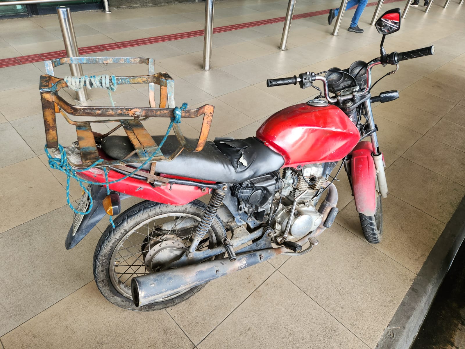 Drogado, homem invade Aeroporto de Manaus com moto roubada e acaba preso