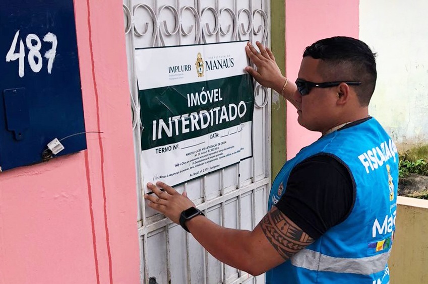 Após deslizamento, casas são interditadas no Jorge Teixeira, em Manaus