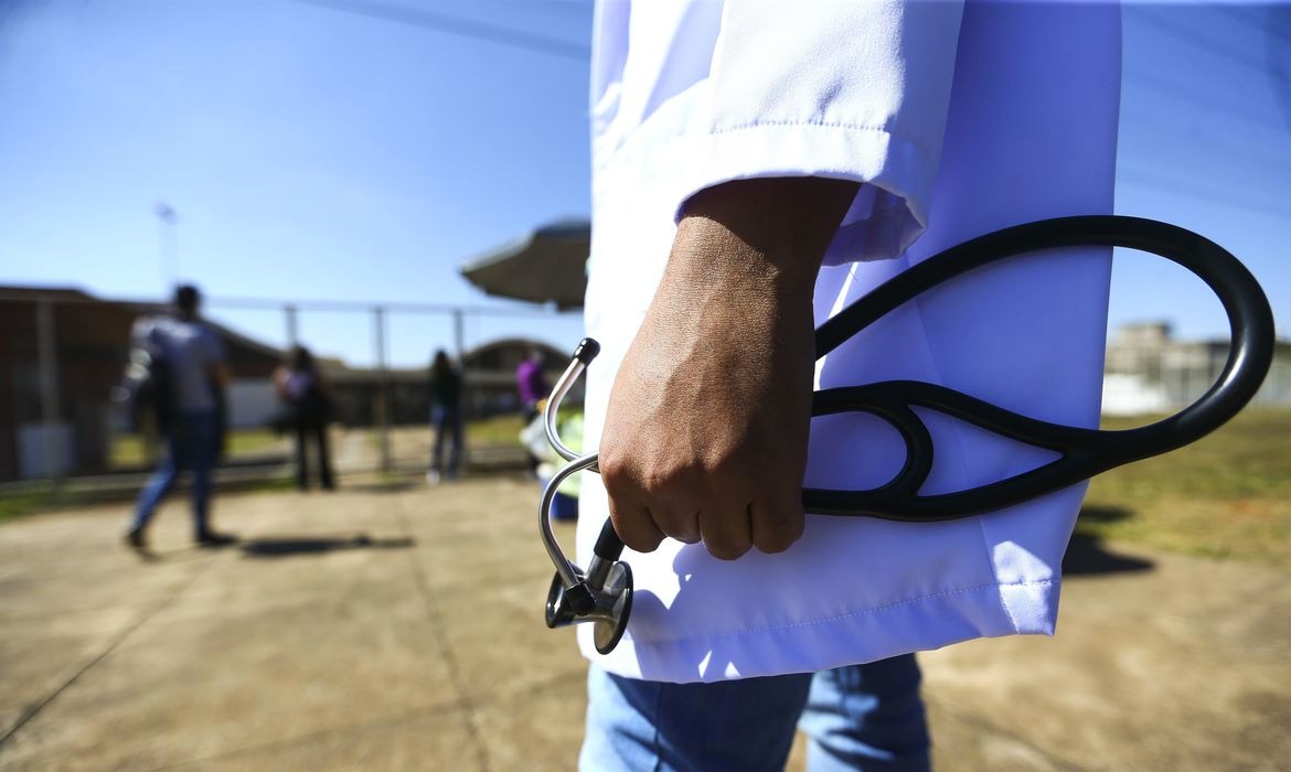 Governo terá novo programa de oferta de médicos em regiões distantes