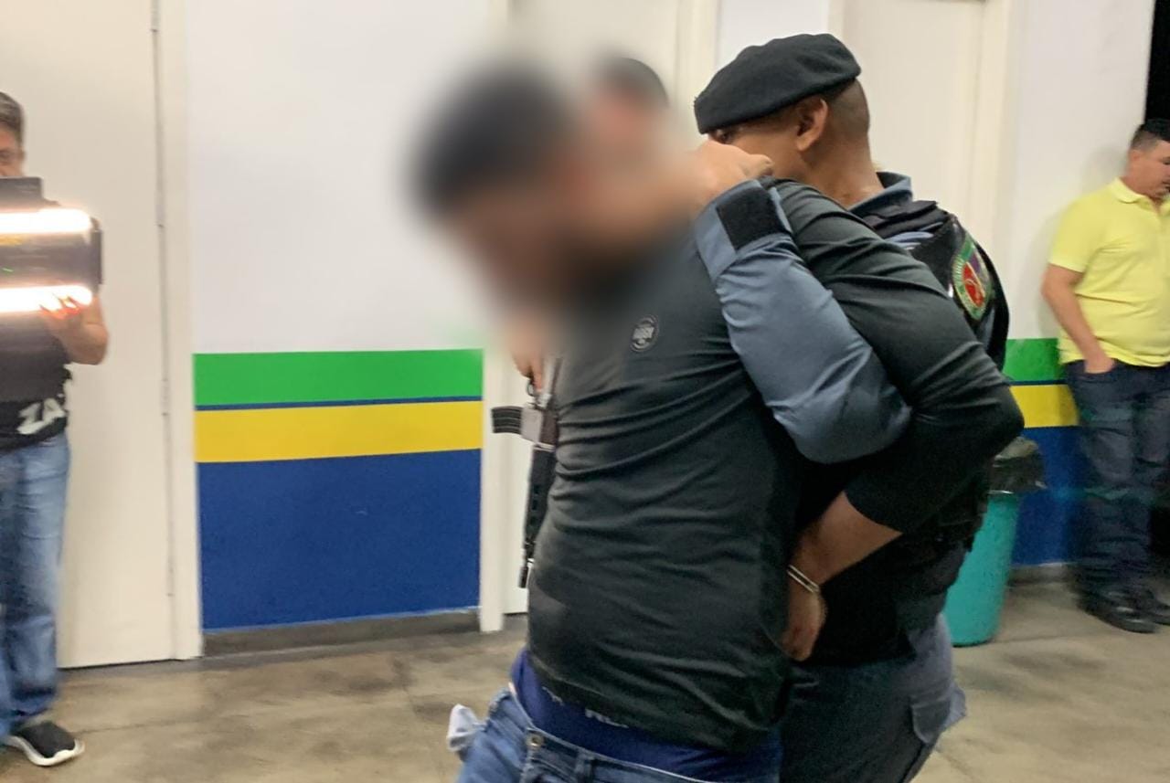 Homem é preso e comparsa foge após série de assaltos em Manaus