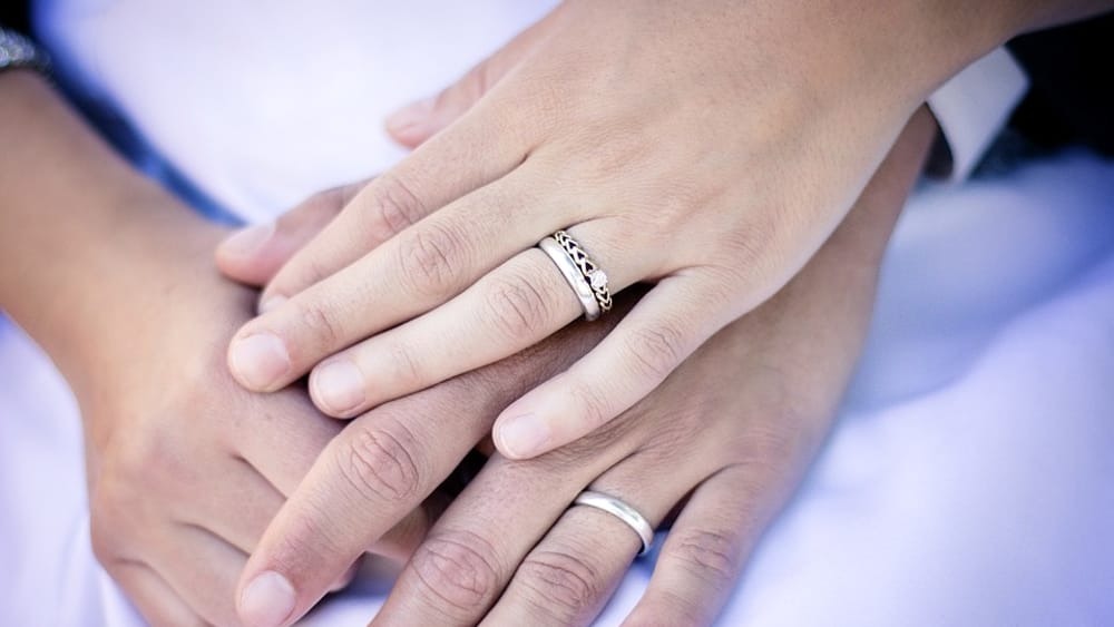 Mulheres descobrem ser casadas com o mesmo homem e surpreendem em decisão