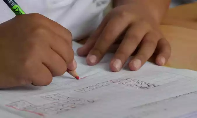 Menino de oito anos engana mãe e não acorda para ir à escola, e família chama a emergência