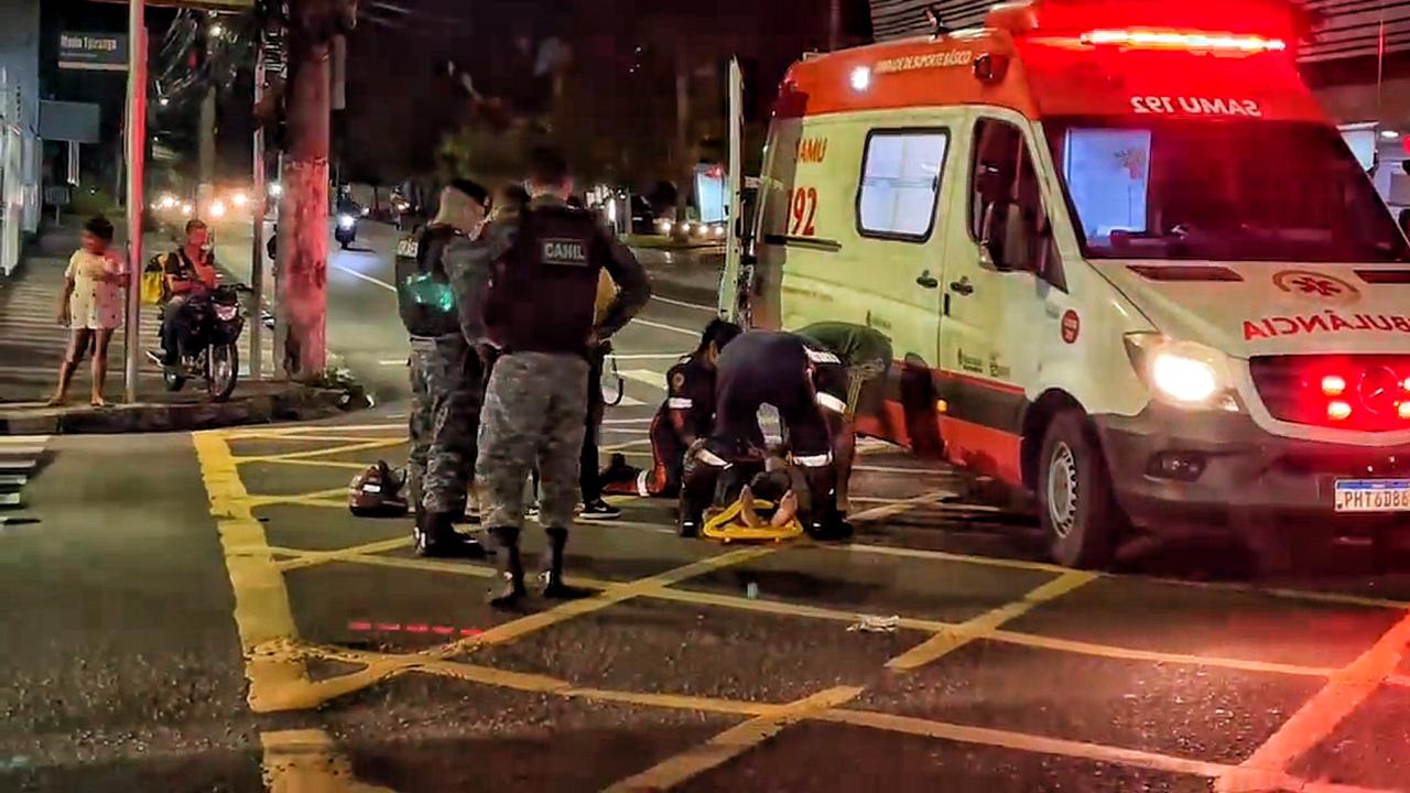 Mulher é hospitalizada após cair da garupa de motocicleta em Manaus