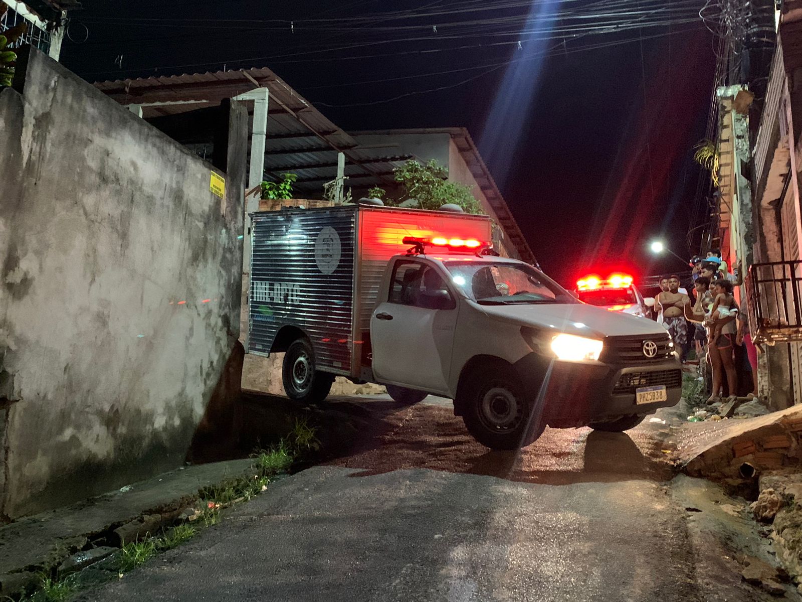 Moradores ouvem tiros e encontram corpo jogado em rua de Manaus