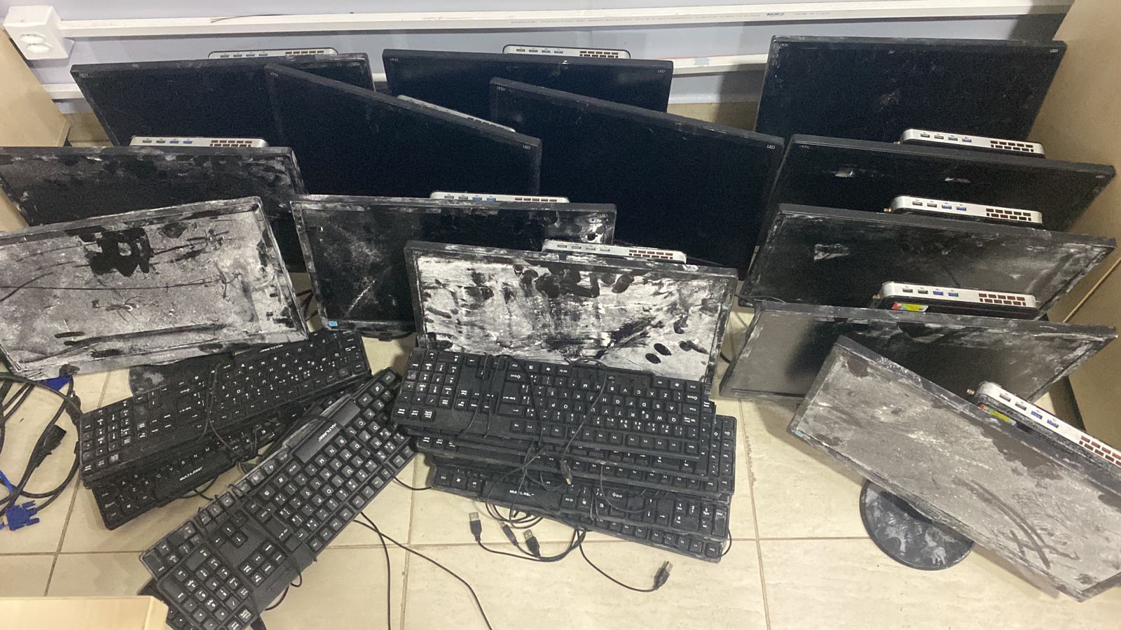 Dupla é presa suspeita de furtar computadores de escola pública em Manaus