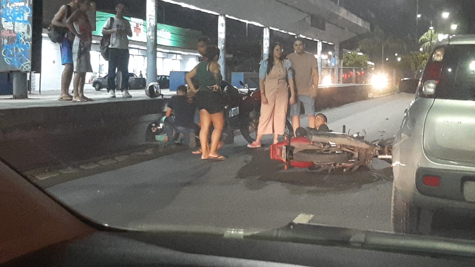 Motociclistas ficam feridos em acidente violento em Manaus