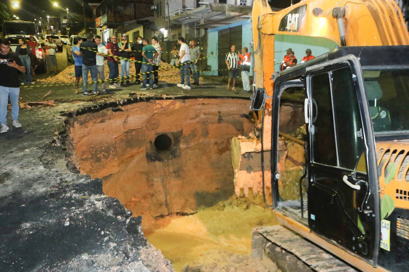 Cratera engole parte de rua após rede de drenagem se romper em Manaus