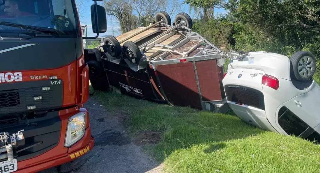 Carro que estava rebocando cavalo capota em BR