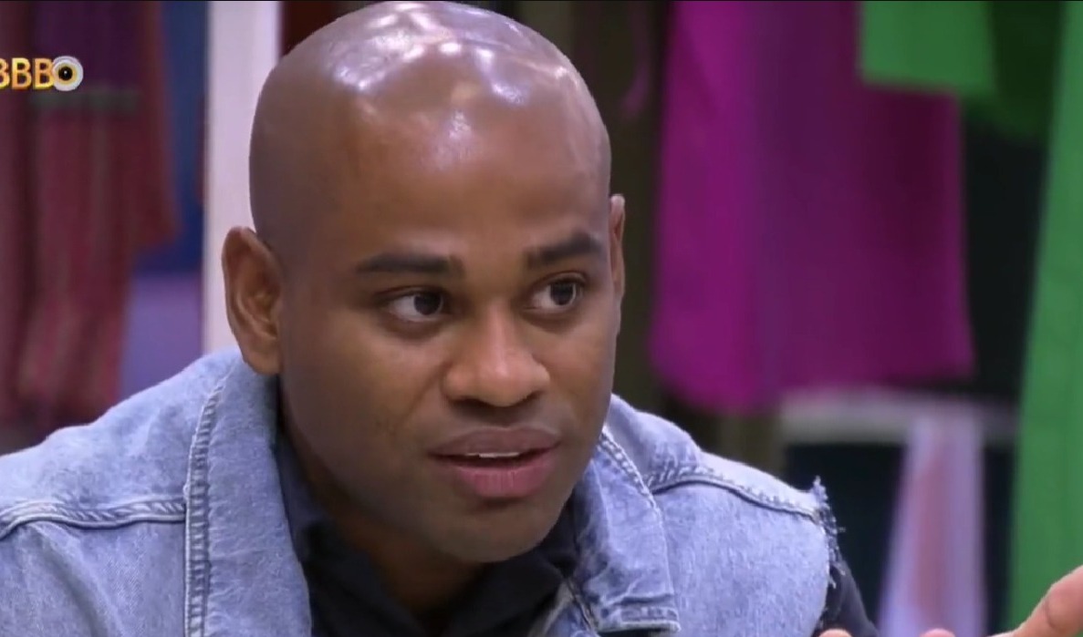 Cezar se irrita com Domitila no Almoço do Anjo: 'acho muito maldoso'