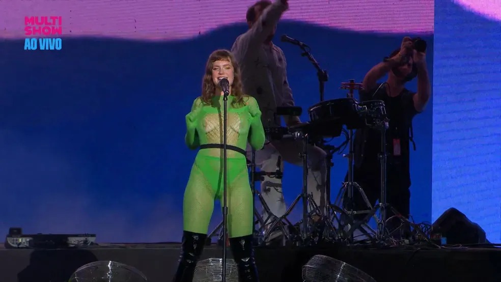 Cantora Tove Lo mostra os seios durante show no Lollapalooza