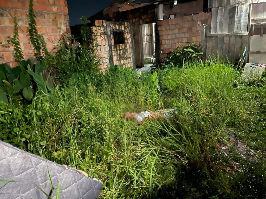 Homem morre degolado em Manaus; bilhete macabro é encontrado junto ao corpo