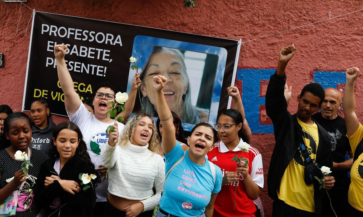 Vigília homenageia vítimas de ataque em escola de São Paulo