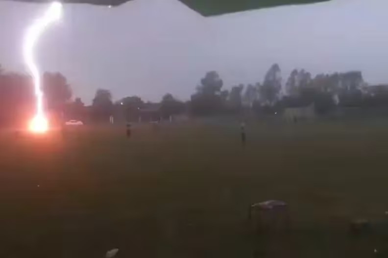 Raio atinge quadra em que grupo de amigos jogava bola na chuva em MG