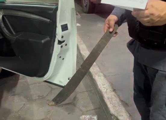 Homem tenta dar terçadadas em pastor após pedir oração em igreja de Manaus