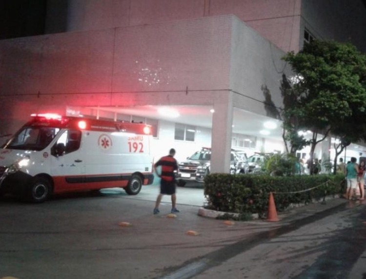 Acidente entre carro e motocicleta deixa casal gravemente ferido em Manaus