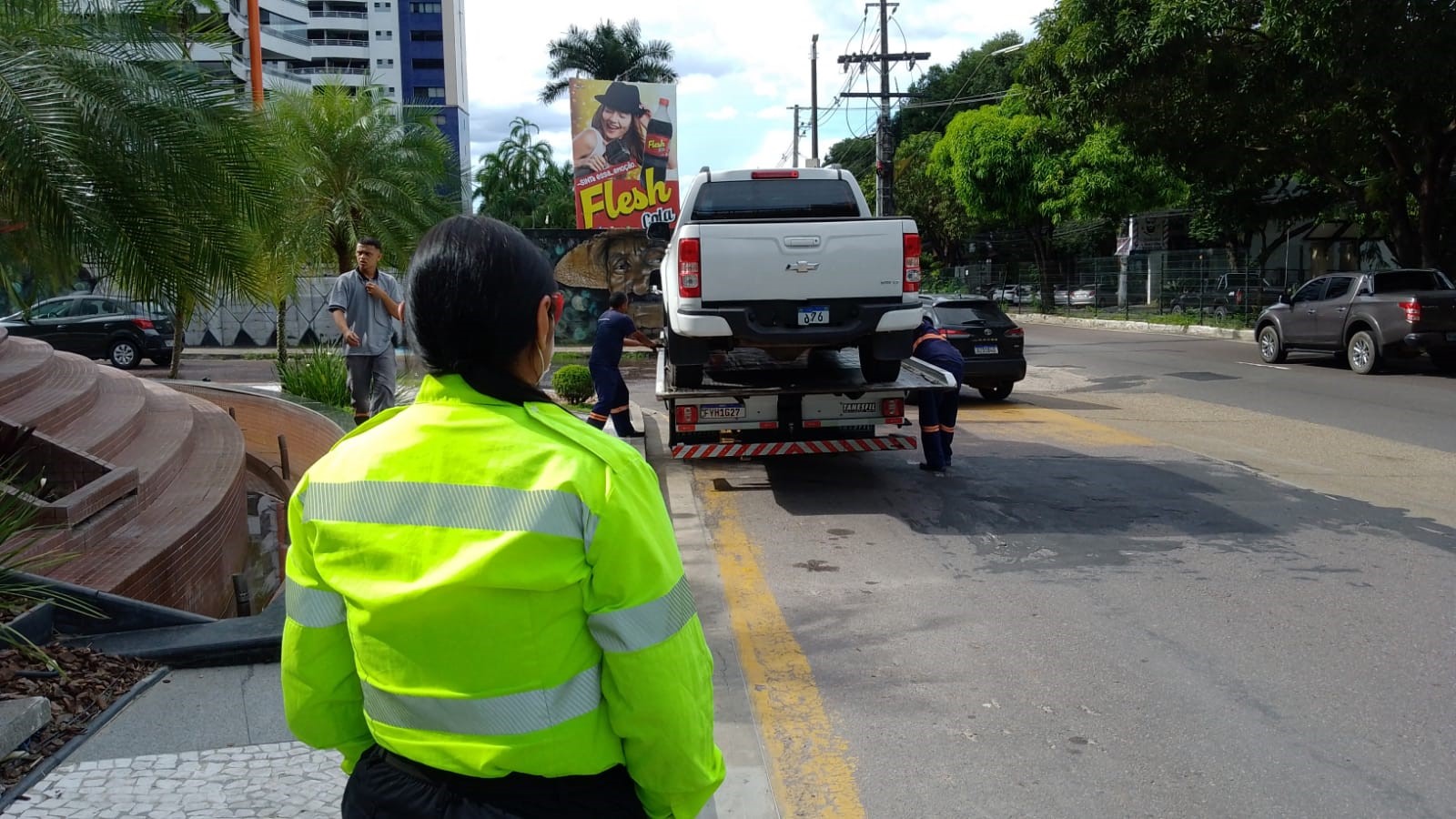 Veículos estacionados irregularmente são retirados de vias em Manaus