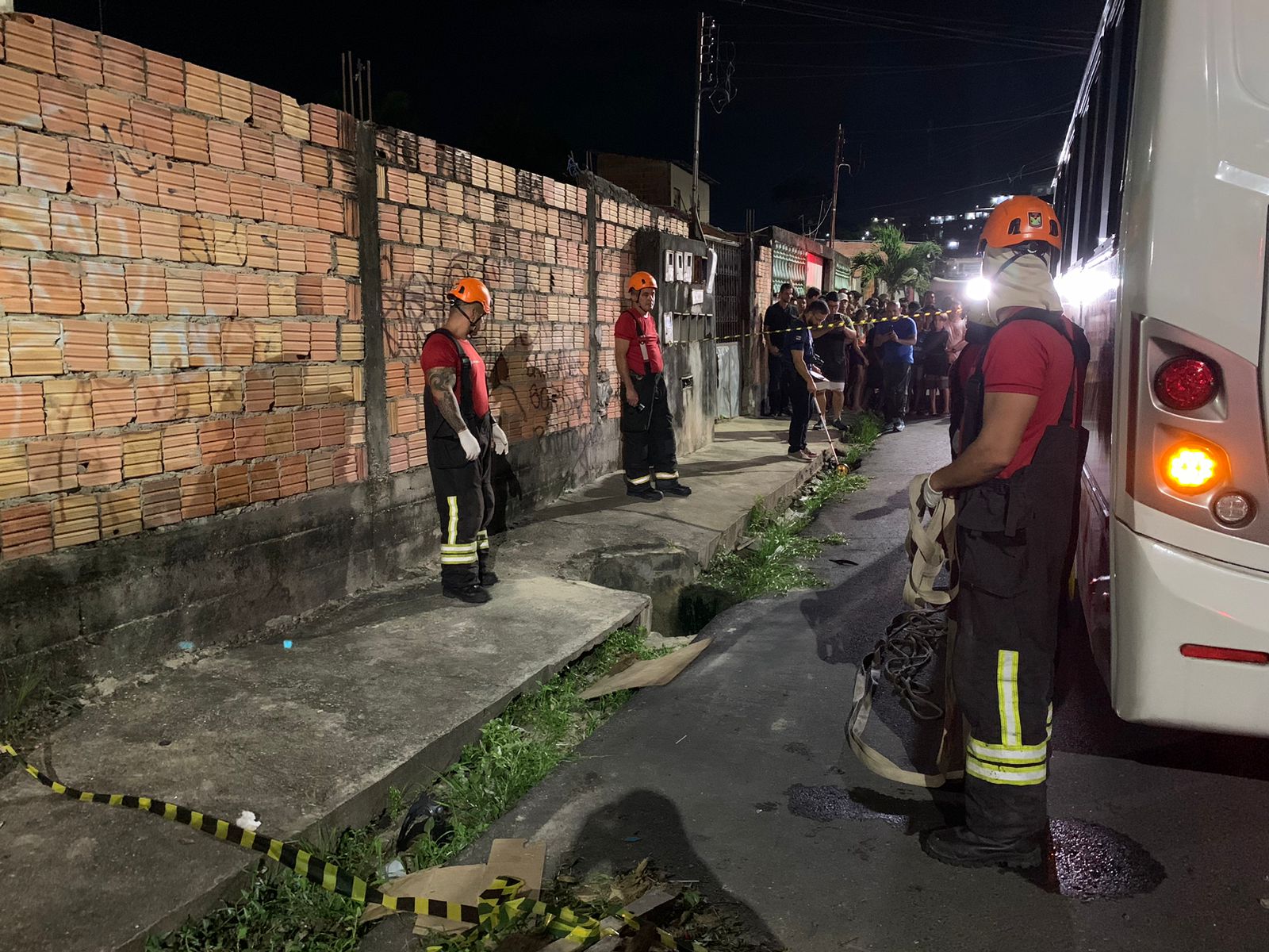 Mulher morre após cair dentro de bueiro em acidente em Manaus