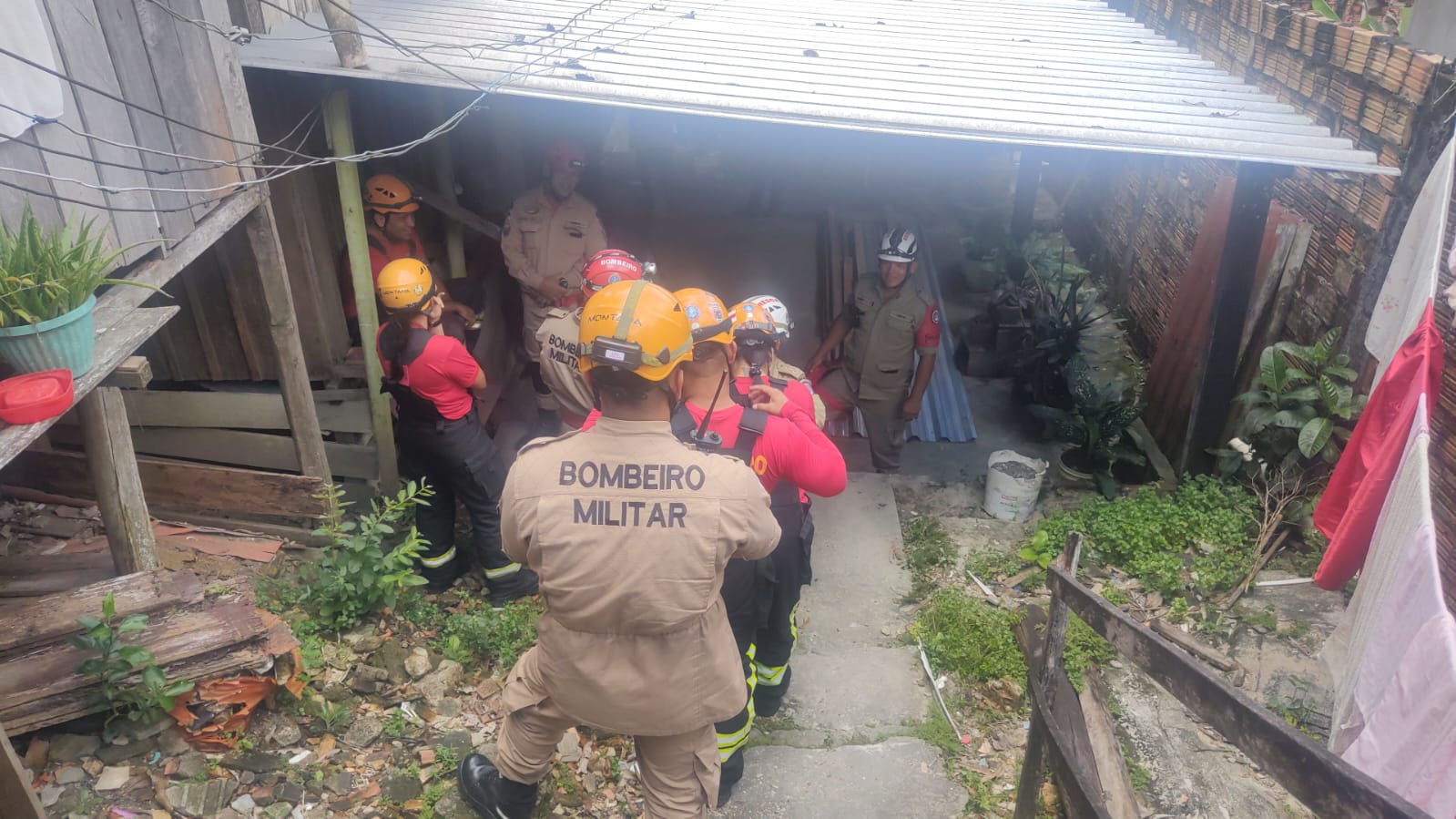 Mulher e crianças ficam feridas após casa sobre igarapé desabar em Manaus