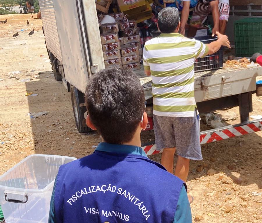 Cinco toneladas de alimentos vencidos são apreendidos em armazém em Manaus